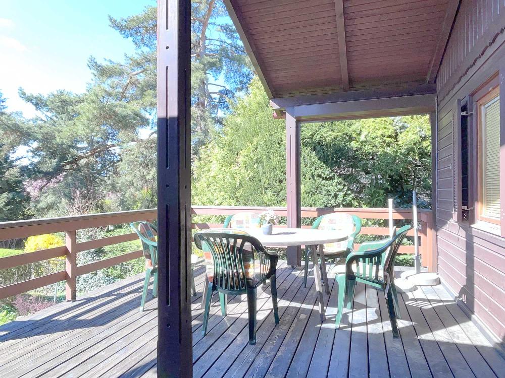 f Terrasse - Badesiedlung Altenberg: Ferienhaus auf großer Freizeitliegenschaft