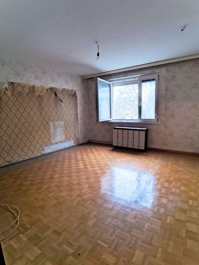 d Wohnzimmer - 1100 Wien/Nähe Reumannplatz U1: Großzügiges, helles 2-Zimmer-Apartment - 4.Liftstock – sanierungsbedürftig