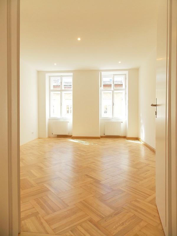 b_Zimmer Doppelflügeltüre - Karolinengasse: Helle 2-Zimmer-Wohnung