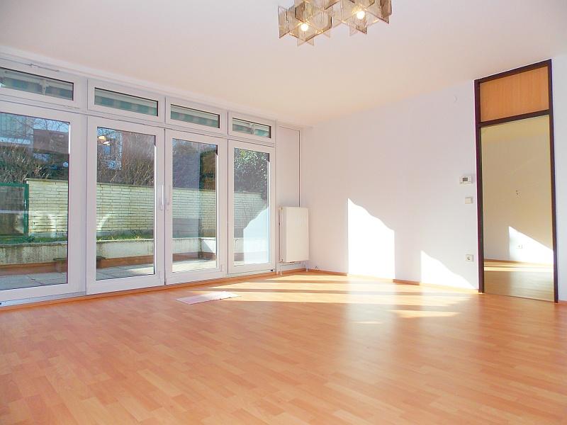 a Wohnzimmer - VERMIETET! Martinstraße: Gepflegte 2-Zimmer-Wohnung mit Eigengarten - inkl. Garagenplatz a Wohnzimmer - VERMIETET! Martinstraße: Gepflegte 2-Zimmer-Wohnung mit Eigengarten - inkl. Garagenplatz