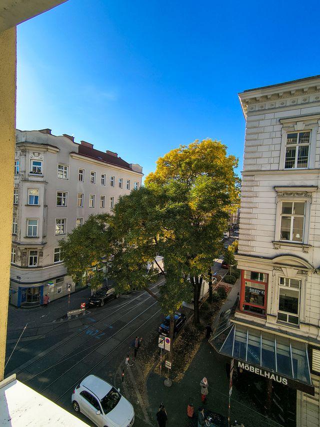 e Ausblick Wohnzimmer - 1100 Wien/Nähe Reumannplatz U1: Großzügiges, helles 2-Zimmer-Apartment - 4.Liftstock – sanierungsbedürftig