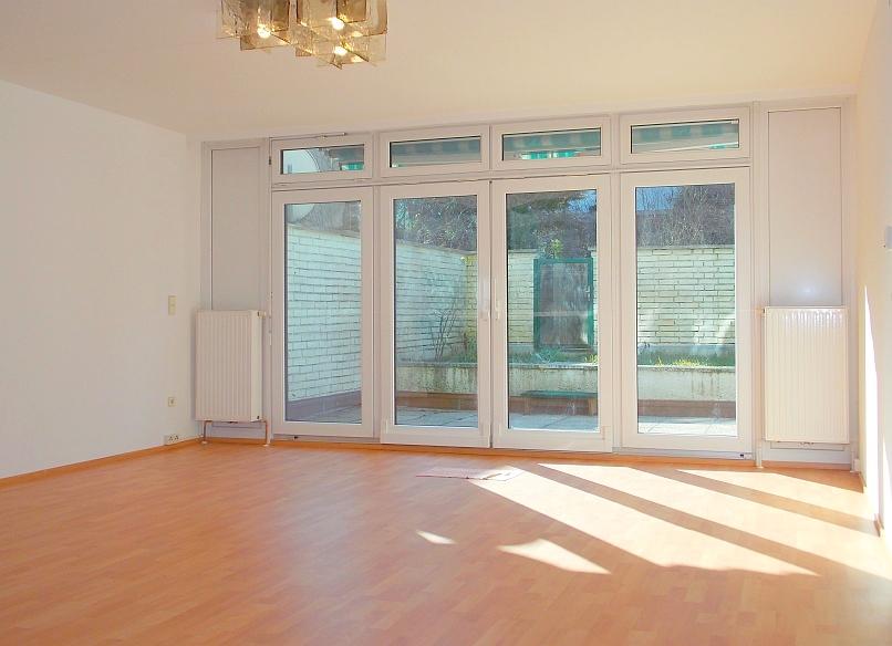 b Wohnzimmer - VERMIETET! Martinstraße: Gepflegte 2-Zimmer-Wohnung mit Eigengarten - inkl. Garagenplatz b Wohnzimmer - VERMIETET! Martinstraße: Gepflegte 2-Zimmer-Wohnung mit Eigengarten - inkl. Garagenplatz