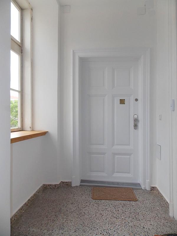 m_Eingang - Karolinengasse: Helle 2-Zimmer-Wohnung