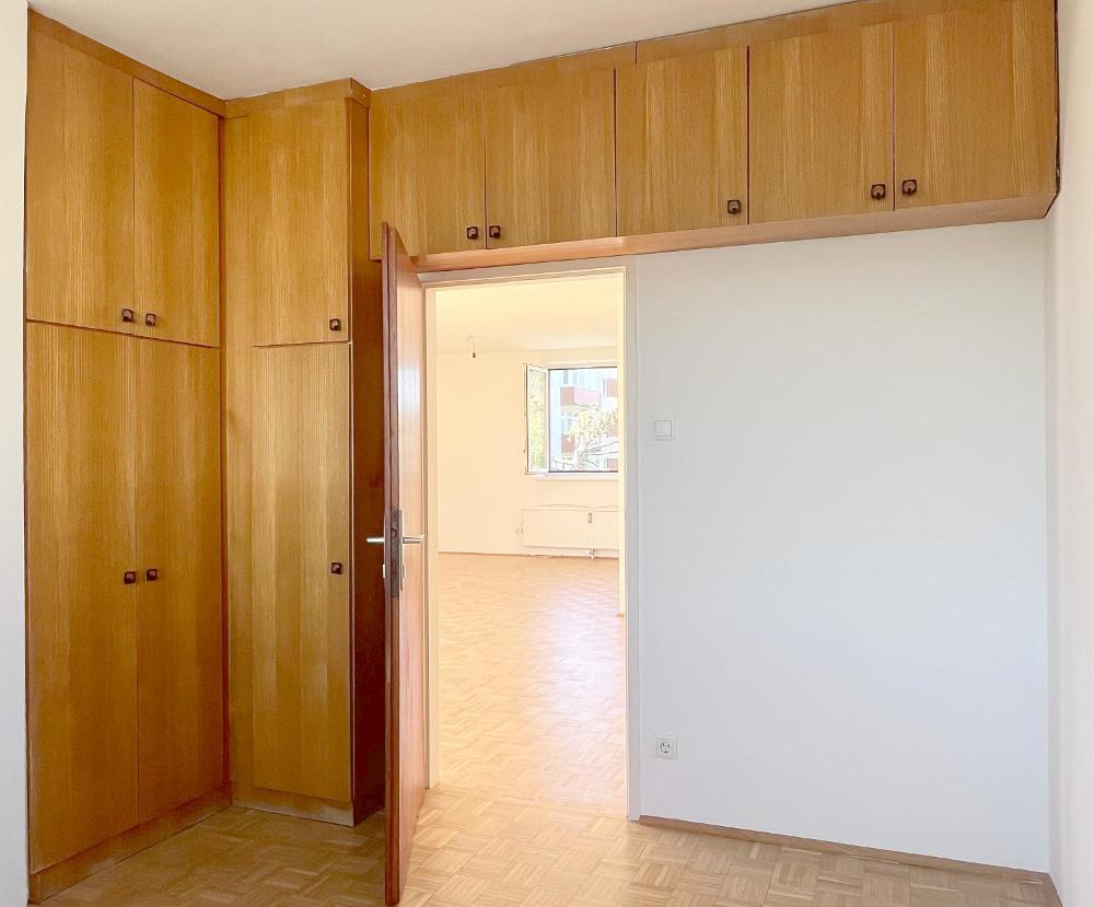 i Schrankwand Zimmer - Zentrumslage Klosterneuburg: 3-Zimmerwohnung - beste Infrastruktur - Pkw-Stellplatz
