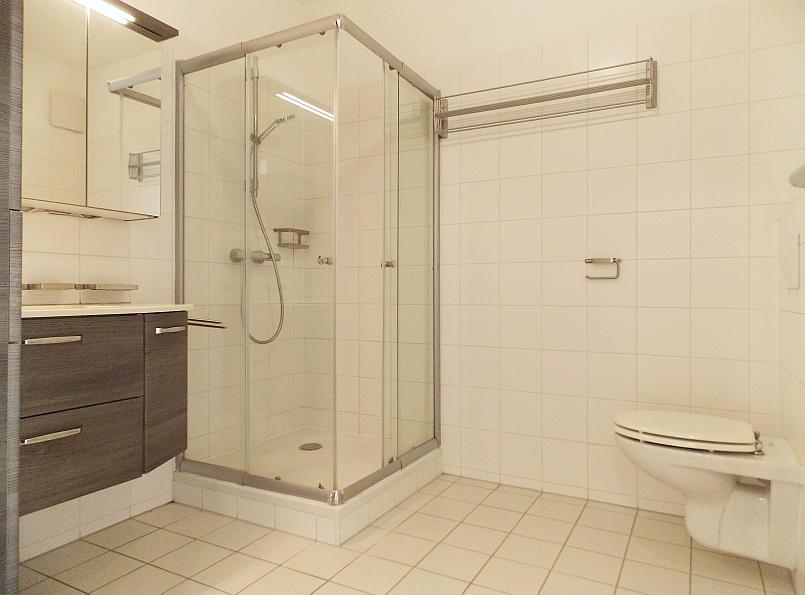 k Badezimmer mit WC - Albrechtstraße: Helle 3-Zimmer-Wohnung, sehr guter Zustand, inkl. Garagenplatz k Badezimmer mit WC - Albrechtstraße: Helle 3-Zimmer-Wohnung, sehr guter Zustand, inkl. Garagenplatz