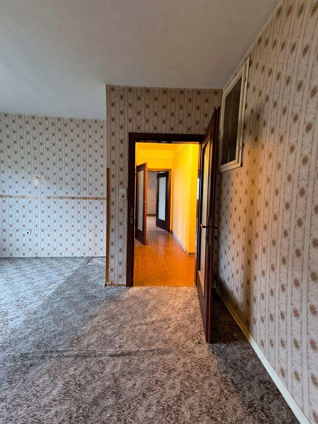 r Zimmer-Gang - 1100 Wien/Nähe Reumannplatz U1: Großzügiges, helles 2-Zimmer-Apartment - 4.Liftstock – sanierungsbedürftig