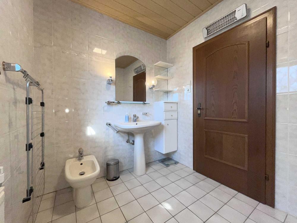 l Bad Bidet - Maria Gugging: Wohnung in Haus mit großem Garten in Grünlage