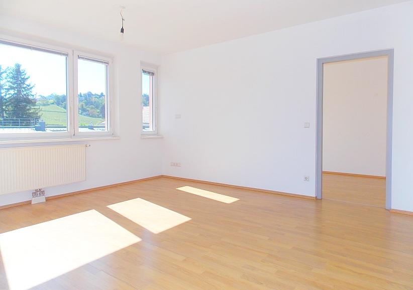 b Wohnzimmer - Garagenplatz inklusive! Helle 3-Zimmer-Wohnung mit Balkon b Wohnzimmer - Garagenplatz inklusive! Helle 3-Zimmer-Wohnung mit Balkon