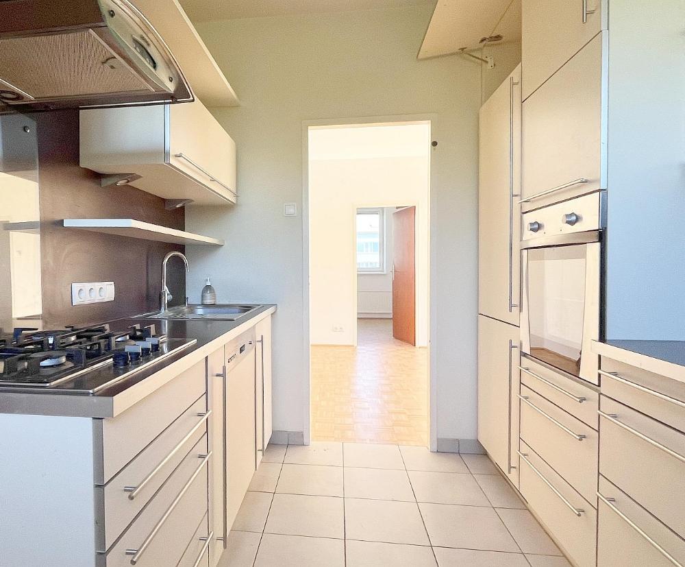 f Küche Wohnraum - Zentrumslage Klosterneuburg: 3-Zimmerwohnung - beste Infrastruktur - Pkw-Stellplatz