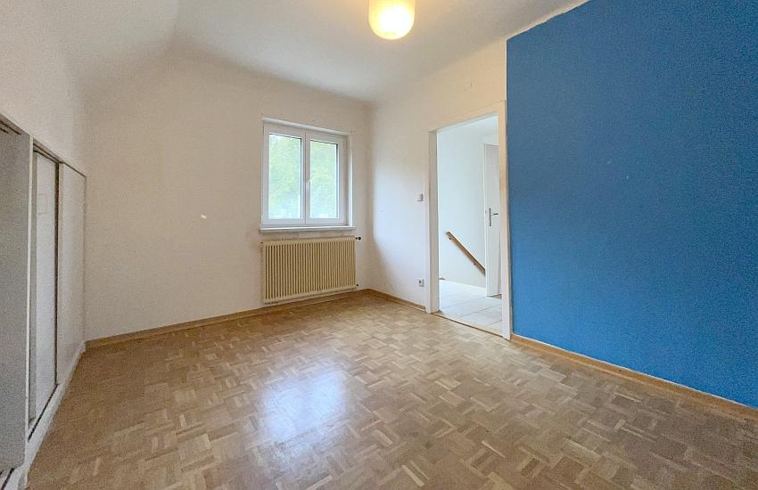 l Zimmer OG - Einfamilienhaus und Grund in sehr guter Lage – Sanierungsbedarf/Erweiterungsmöglichkeit
