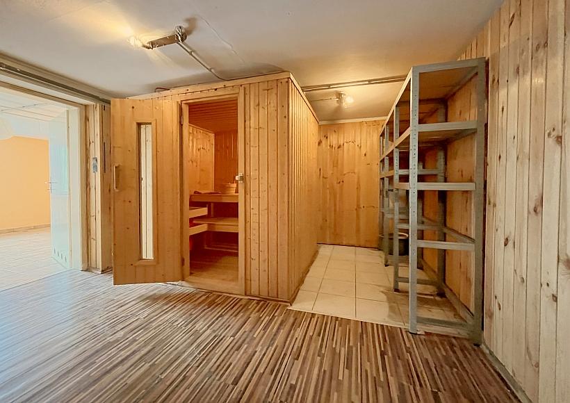 m Sauna Keller - Einfamilienhaus und Grund in sehr guter Lage – Sanierungsbedarf/Erweiterungsmöglichkeit