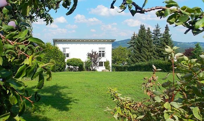 a_Gartenansicht - VERMIETET: Beste Villenlage Klosterneuburg: Sonniges weiträumiges Familienhaus - Erdwärmeheizung – großer herrlicher Garten